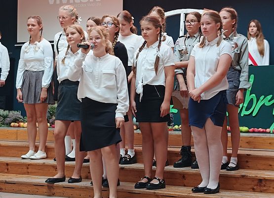 piosenka w wykonaniu uczennic klas 6