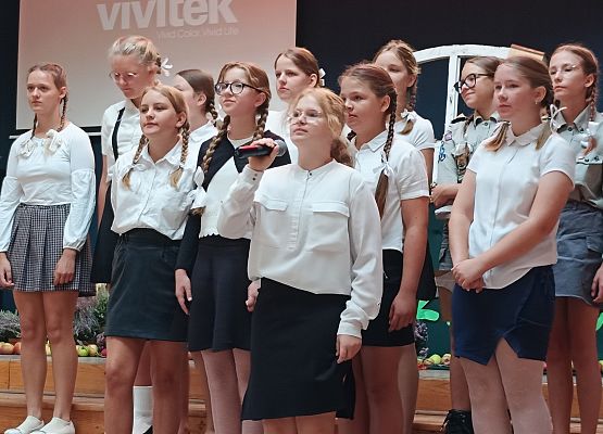 piosenka w wykonaniu uczennic klas 6