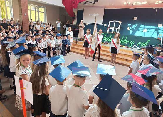 uczniowie klas 1 pasowanie