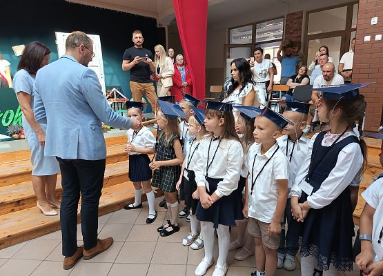 pasowanie przez Wójta i Panią Dyrektor