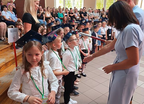pasowanie przez Wójta i Panią Dyrektor