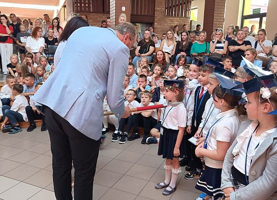 pasowanie przez Wójta i Panią Dyrektor