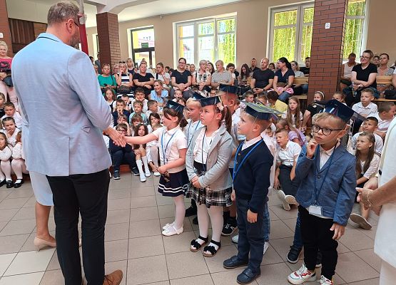 pasowanie przez Wójta i Panią Dyrektor