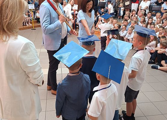 pasowanie przez Wójta i Panią Dyrektor