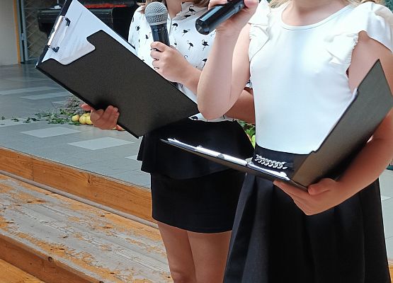 prowadzące apel uczennice klasy 3