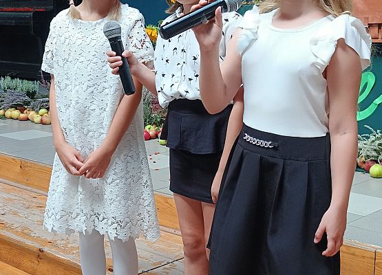 uczennice klasy 3 śpiewają piosenkę