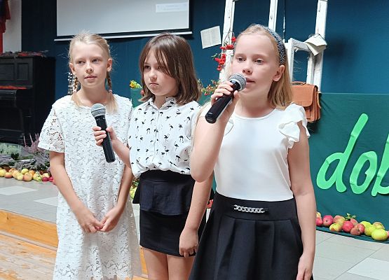 uczennice klasy 3 śpiewają piosenkę