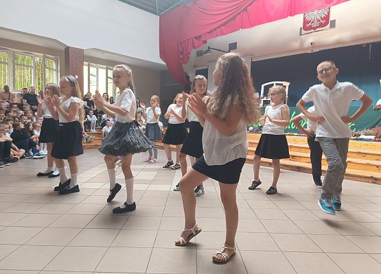 taniec uczniów klas 3