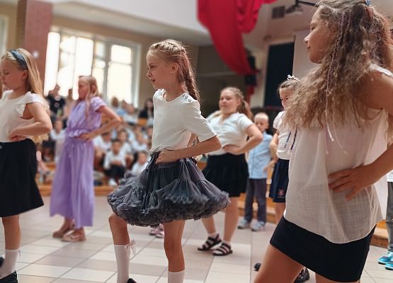 taniec uczniów klas 3