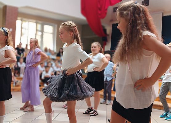 taniec uczniów klas 3