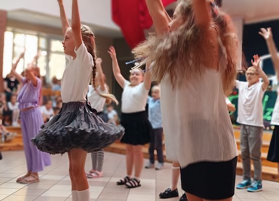 taniec uczniów klas 3