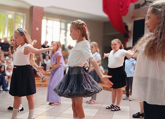 taniec uczniów klas 3