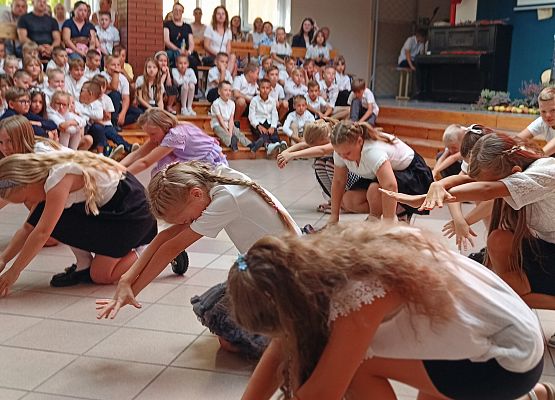 taniec uczniów klas 3