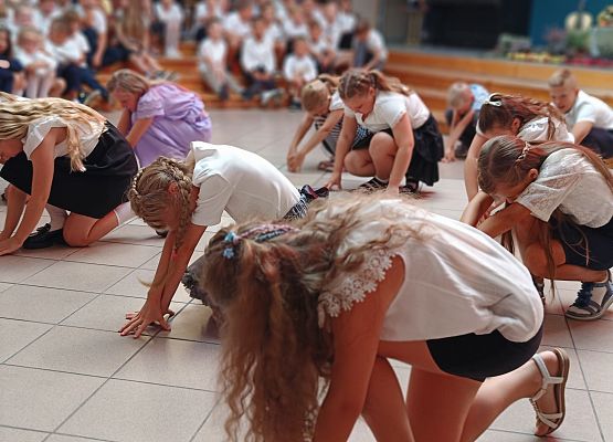 taniec uczniów klas 3