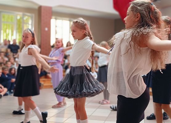 taniec uczniów klas 3