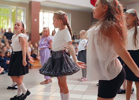 taniec uczniów klas 3