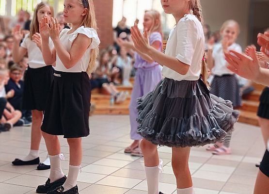 taniec uczennic klas 3