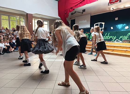 taniec uczniów klas 3