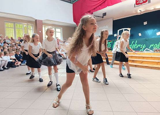 taniec uczniów klas 3