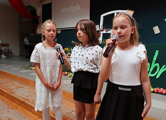 dziewczynki z klasy 3 śpiewają