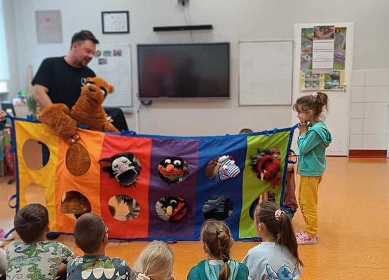 dzieci z 2a ćwiczą swoje role