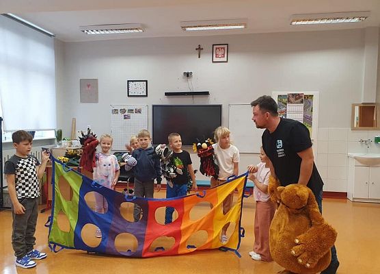 dzieci z 2c ćwiczą swoje role