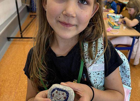 dziewczynka z pomalowanym kamieniem