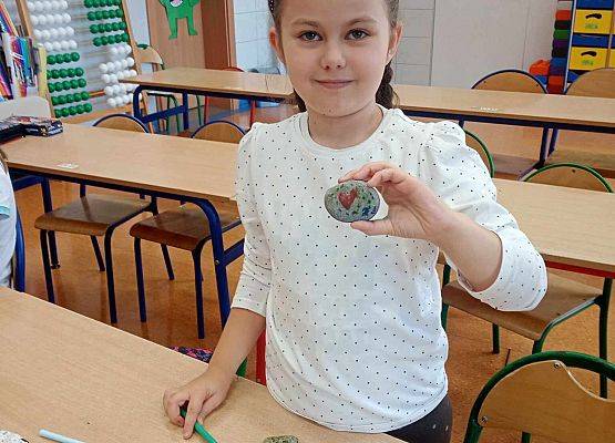 dziewczynka z kamykiem