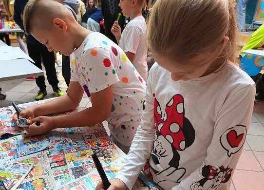 dzieci malują kamienie