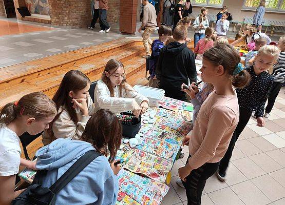 kreatywne stoliki Dzień Kropki