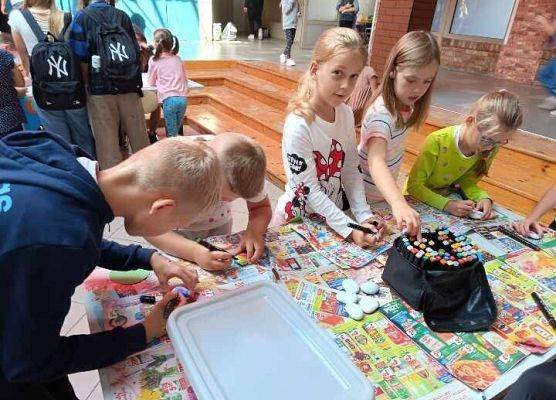 kreatywne stoliki Dzień Kropki malowanie kamieni