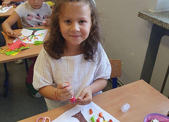 dziewczynki przyklejają