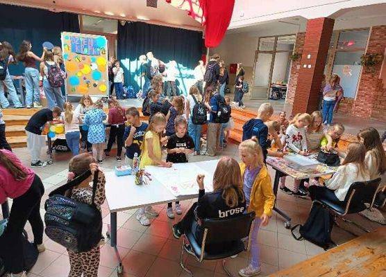 kreatywne stoliki Dzień Kropki