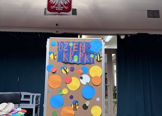 Tablica korkowa z napisem Dzień Kropki