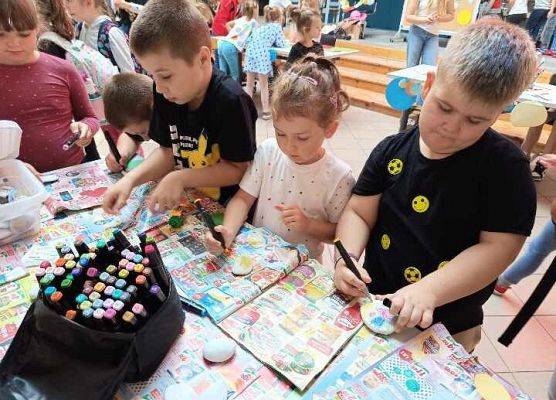 kreatywne stoliki Dzień Kropki malowanie kamieni