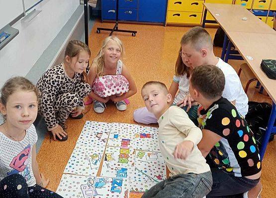 dzieci z pracą w kropki