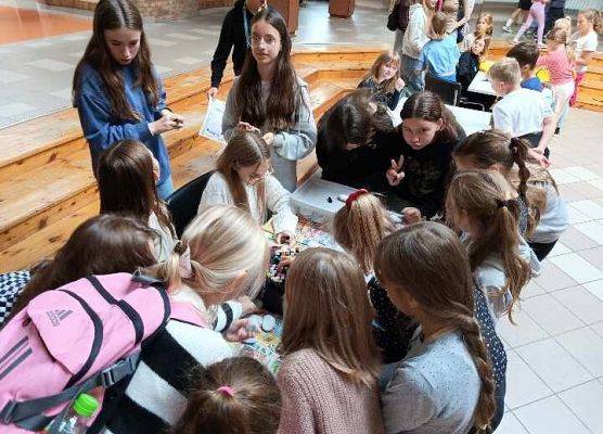 malowanie kamieni kreatywne stoliki Dzień Kropki