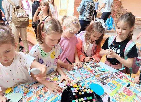 kreatywne stoliki Dzień Kropki malowanie kamieni