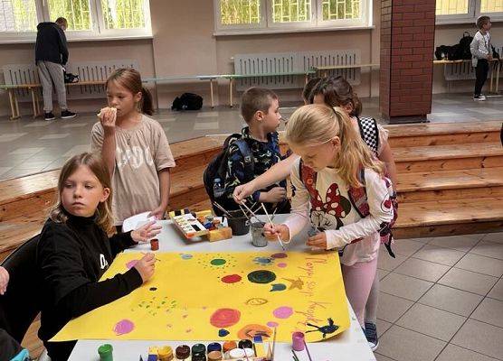 dzień kropki kreatywne stoliki