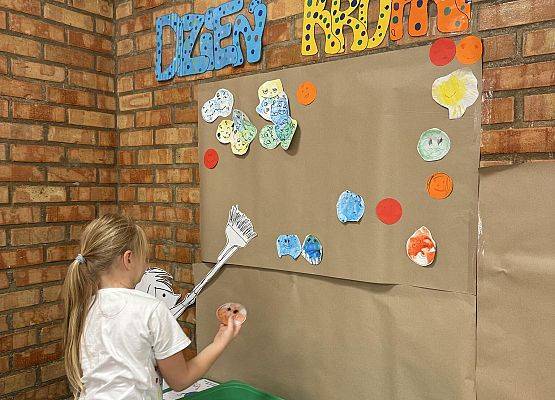 dziewczynka przykleja kropkę