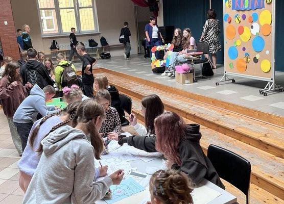 dzień kropki kreatywne stoliki