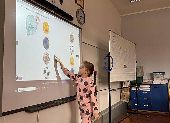 dziewczynka przy tablicy