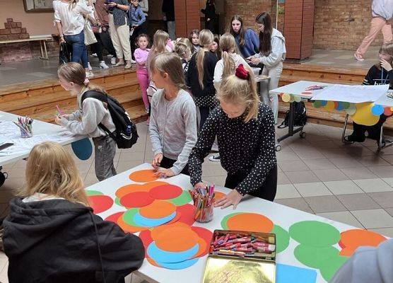 Na stoliku leżą kolorowe kropki