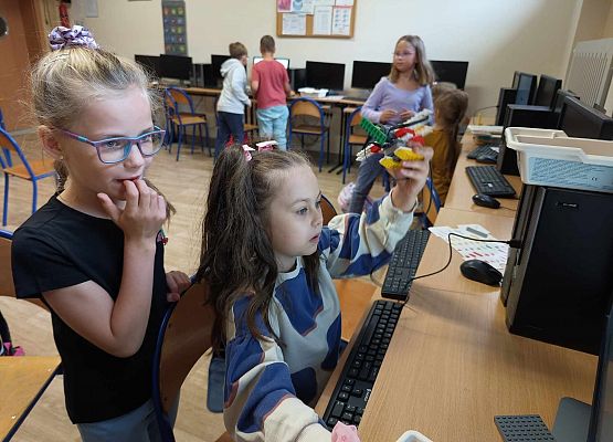 dziewczynki sprawdzają działanie samolotu