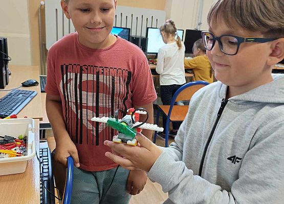 chłopcy z samolotem