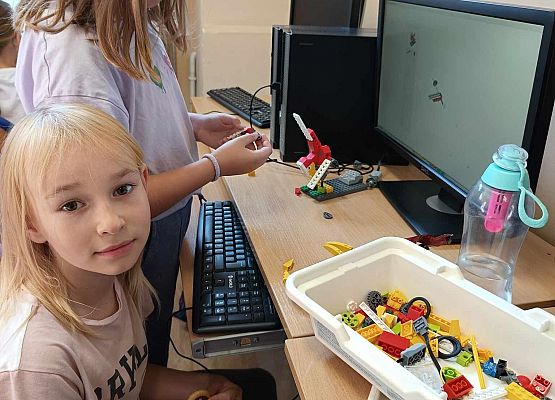 dziewczynki budują z klocków