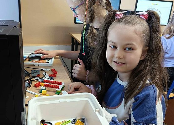 dziewczynki podczas robotyki