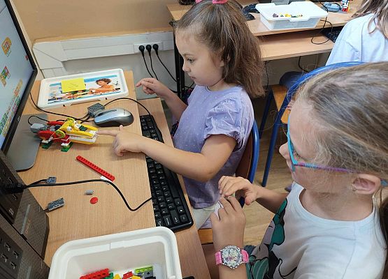 dziewczynki sprawdzają działanie swojego robota