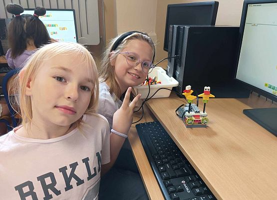 dziewczynki z kaczkami z klocków