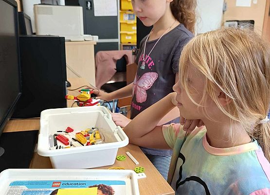 dziewczynki podczas zajęć robotyki przy komputerze